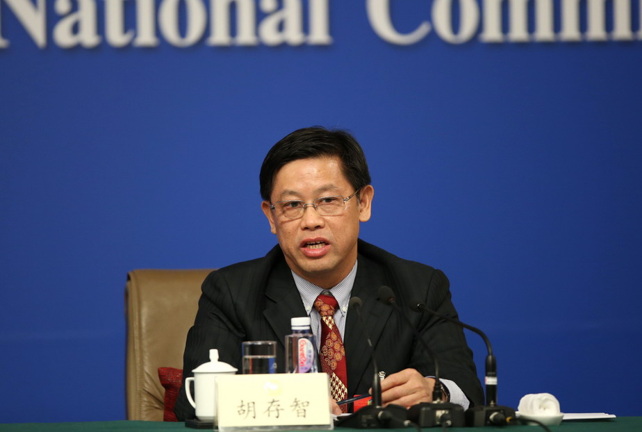 这是胡存智委员回答记者提问。 新华社记者金立旺摄