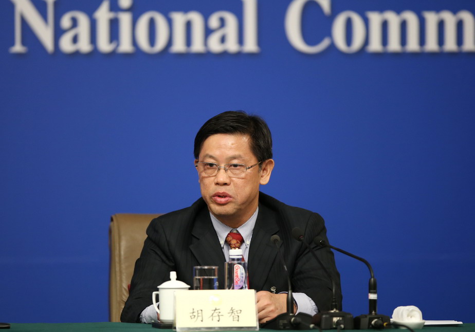 这是胡存智委员回答记者提问。 新华社记者金立旺摄