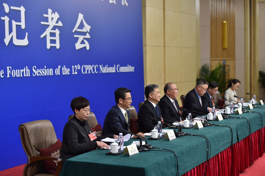 3月7日，全国政协十二届四次会议在北京梅地亚两会新闻中心召开记者会，邀请全国政协委员解振华、秦大河、吴晓青、胡存智、白岩松就全面节约和高效利用资源，推动低碳循环发展，加大环境整治力度特别是大气、水和土壤污染防治，加强生态保护和修复，有序有度利用自然，促进生态环境质量总体改善等回答记者提问。 新华社记者李鑫摄