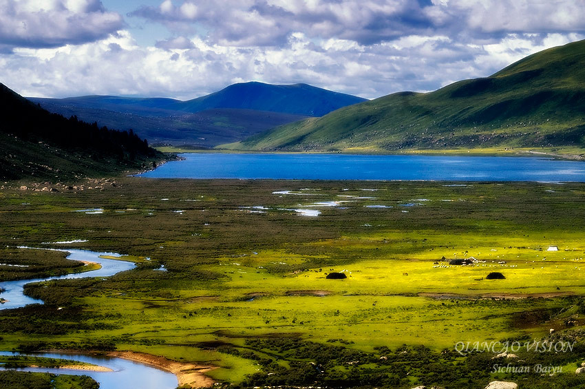 拉龙措湖与阿察草原 白玉县最美的风景