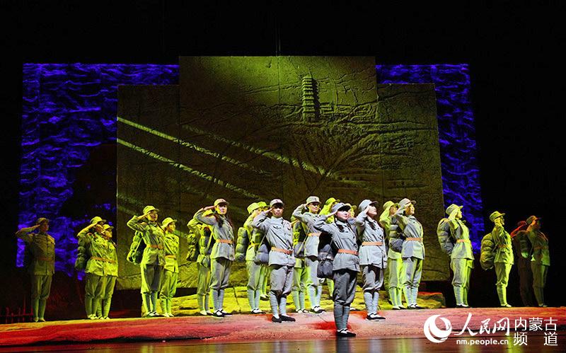 6月25日，优秀剧目话剧 《热土》 在乌兰恰特大剧院演出。（张雪冬 摄）
