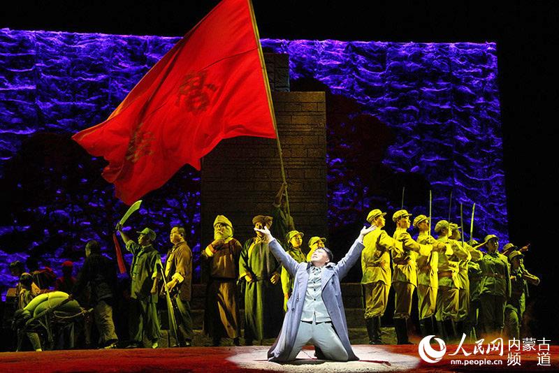 6月25日，优秀剧目话剧 《热土》 在乌兰恰特大剧院演出。（张雪冬 摄）