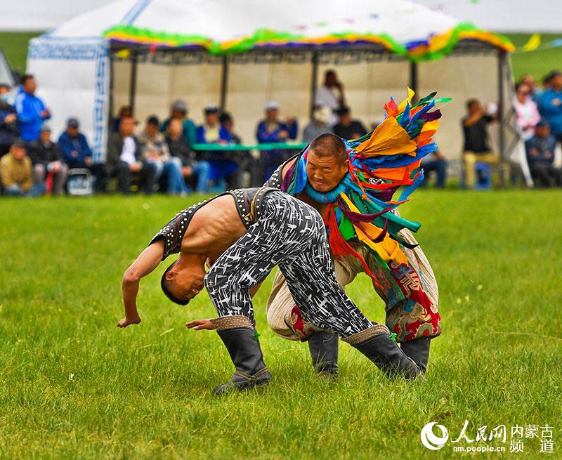  6月28日，蒙古族摔跤手正进行搏克比赛。