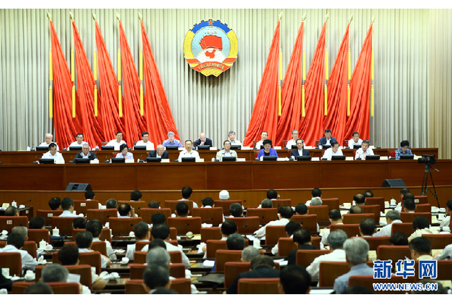 艾克拜尔米吉提：坚持以人民为创作中心 让文学从高原走向高峰