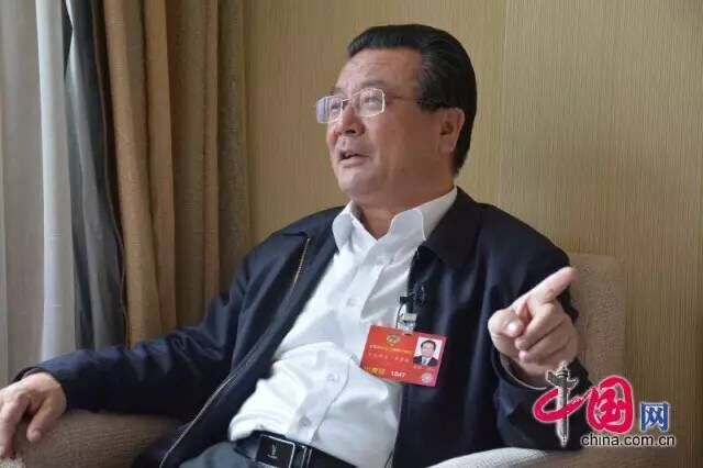 艾克拜尔米吉提：坚持以人民为创作中心 让文学从高原走向高峰
