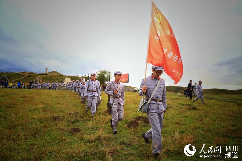 9月12日，四川阿坝州长征干部学院的学员们体验当年红军穿越的大沼泽。（朱虹 摄）