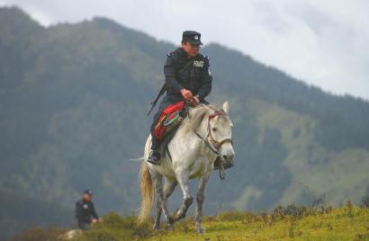 一位巡山的民警。