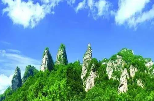 徒步五岳寨原始森林 漫步云顶草原 畅享康乐气候